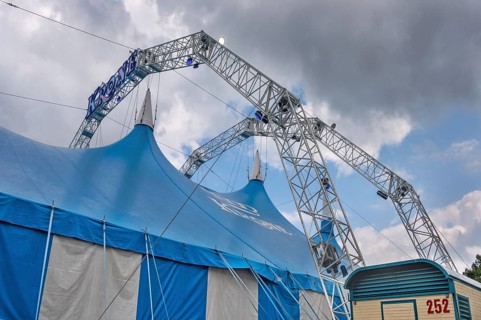 A steel structure holds the tent roof and lettering, circus tent, circus tent, Circus-Krone,