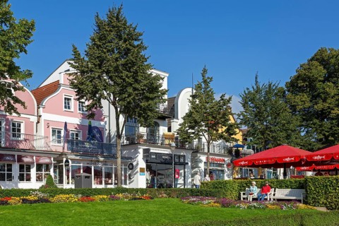 Houses on the Alter Strom, flowers, trees, parasols, Warnemünde, Rostock, Mecklenburg-Vorpommern,