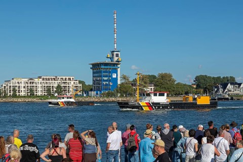 People waiting for the departure of the Aida mar, boats, Unterwarnow, Warnemünde, Rostock,