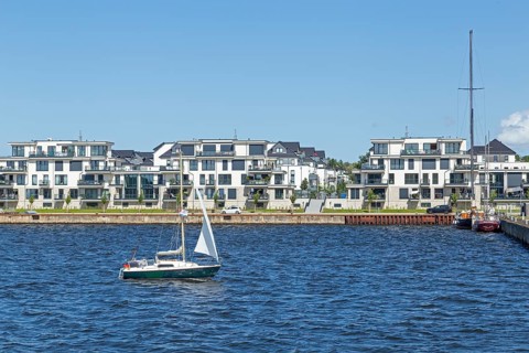 Residential area on the eastern bank of the Unterwarnow, sailing boat, Rostock,