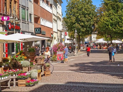 Pedestrian zone, traffic-calmed, old town, architecture, bicycles, café, parasol, flowers, trees,