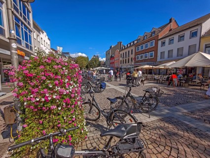 Pedestrian zone, traffic-calmed, old town, architecture, bicycles, café, parasol, flowers, shops,