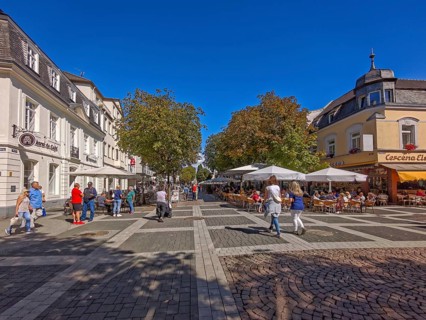 Pedestrian zone, traffic-calmed, old town, architecture, people, café, cobblestones, shops, row of