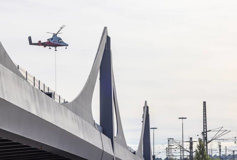 Track construction from the air. At Bad Cannstatt railway station, a transport helicopter
