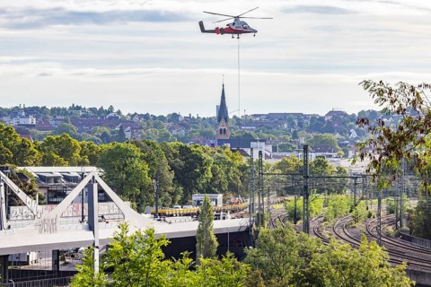 Track construction from the air. At Bad Cannstatt railway station, a transport helicopter
