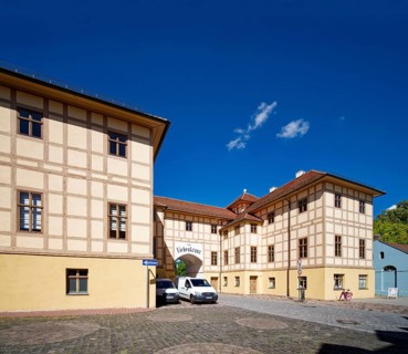 Historic inn, Restaurant Zum Eichenkranz, half-timbered building from around 1786, Wörlitz Park,