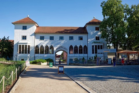 Historic inn, Restaurant Zum Eichenkranz, half-timbered building from around 1786, Wörlitz Park,