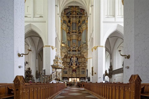Front right and left pews in the nave, choir, half-left Renaissance pulpit from 1574 with baroque