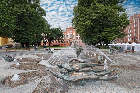Fountain of joie de vivre, behind it university, university square, harbour city, Hanseatic city,