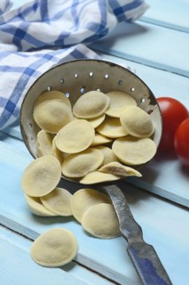 Anolini, filled dumplings in a sieve, pasta variety from Italy, Anolini piacentini