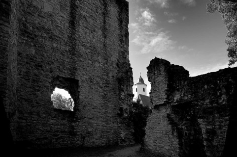 Tor tor and kennel of the castle ruins of Hofen Castle, behind it St Barbara's Church from 1783,