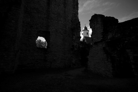 Tor tor and kennel of the castle ruins of Hofen Castle, behind it St Barbara's Church from 1783,
