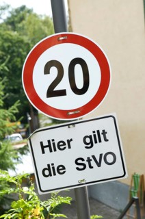 Speed limit traffic sign with additional sign