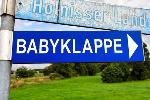Signpost, signpost with inscription baby hatch, baby window, help in need, care of newborns,