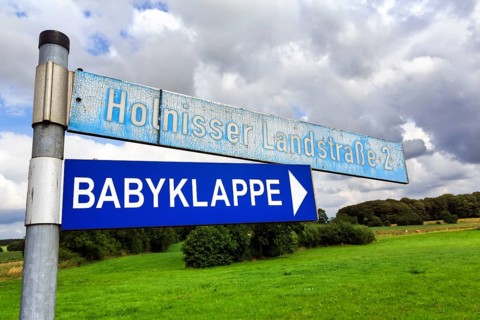 Signpost, signpost with inscription baby hatch, baby window, help in need, care of newborns,