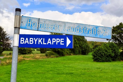 Signpost, signpost with inscription baby hatch, baby window, help in need, care of newborns,