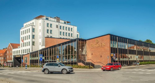 Hotel Fritiden in Ystad. The white part newly built in 2020 and the other is a converted public