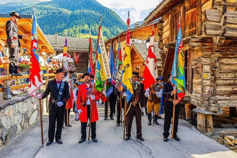 Drummers' and pipers' meeting in Mission, here the flag bearers of various music groups, Val