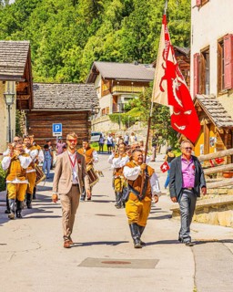 Drummers' and pipers' meeting in Mission, here the entry of a music group led by a standard-bearer,