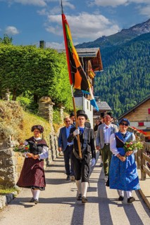 Drummers' and pipers' meeting in Mission, here the entry of a music group led by a standard-bearer,