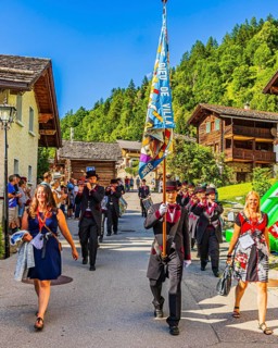 Drummers' and pipers' meeting in Mission, here the entry of a music group led by a standard-bearer,