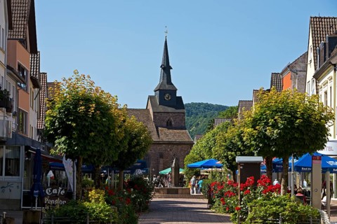 Pedestrian zone to the Protestant town church of St Nicolai in the Münchhausen town of Bodenwerder,