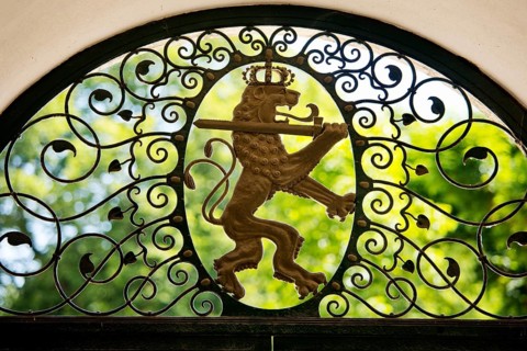 Lattice doors by Ernst Riegel with floral motifs and the Hessian lion in the octagonal pavilion,