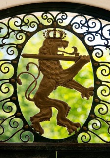 Lattice doors by Ernst Riegel with floral motifs and the Hessian lion in the octagonal pavilion,