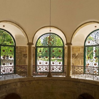 Lattice doors by Ernst Riegel with floral motifs and the Hessian lion in the octagonal pavilion,