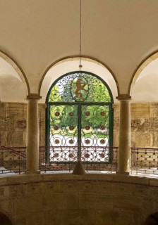 Lattice doors by Ernst Riegel with floral motifs and the Hessian lion in the octagonal pavilion,