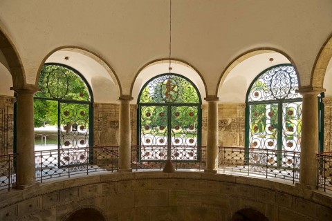 Lattice doors by Ernst Riegel with floral motifs and the Hessian lion in the octagonal pavilion,