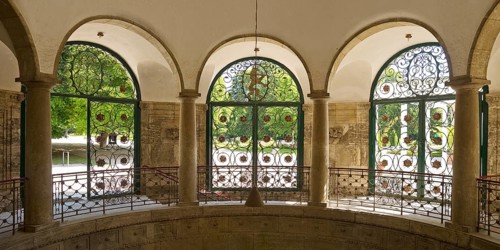 Lattice doors by Ernst Riegel with floral motifs and the Hessian lion in the octagonal pavilion,