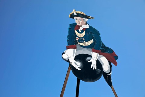 The ride on Münchhausen's cannonball, depicted in the Münchhausen town of Bodenwerder,