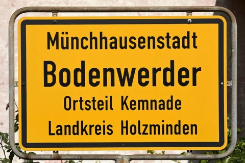 Münchhausenstadt Bodenwerder, official addition to the name on the town sign of the district of