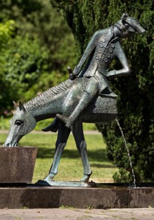 Münchhausen fountain by Bruno Schmitz with Münchhausen on the halved horse, Bodenwerder,