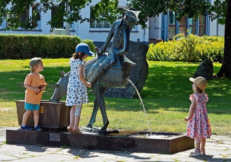 Children at the Münchhausen Fountain by Bruno Schmitz with Münchhausen on the halved horse,