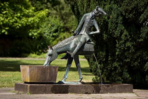 Münchhausen fountain by Bruno Schmitz with Münchhausen on the halved horse, Bodenwerder,
