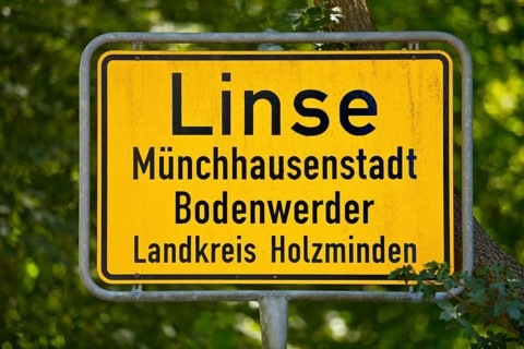Münchhausenstadt Bodenwerder, official addition to the name on the town sign of the Linse district,