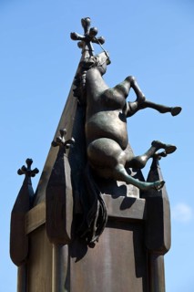 The horse on the church tower, depicted on the Münchhausen fountain by Bonifatius Stirnberg in