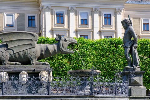 Lindwurmbrunnen and town hall, Neuer Platz, Klagenfurt, Carinthia, Austria
