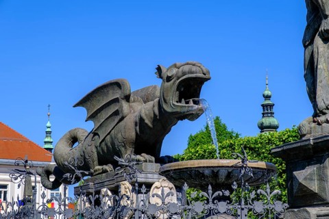 Lindwurmbrunnen and town hall, Neuer Platz, Klagenfurt, Carinthia, Austria