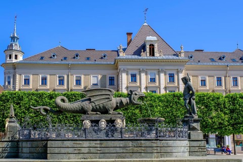 Lindwurmbrunnen and town hall, Neuer Platz, Klagenfurt, Carinthia, Austria