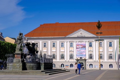 Lindwurmbrunnen and town hall, Neuer Platz, Klagenfurt, Carinthia, Austria
