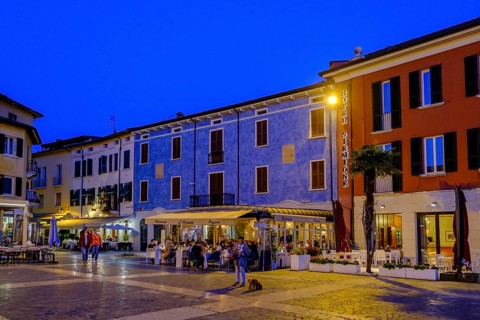 Dusk in Piazza Giosuè Carducci, Sirmione on Lake Garda, Veneto, Veneto, Italy