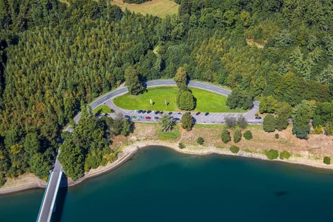 Aerial view, Hokühler Bucht car park at the Klamer bridge at the Versetalsperre, Piepersloh,