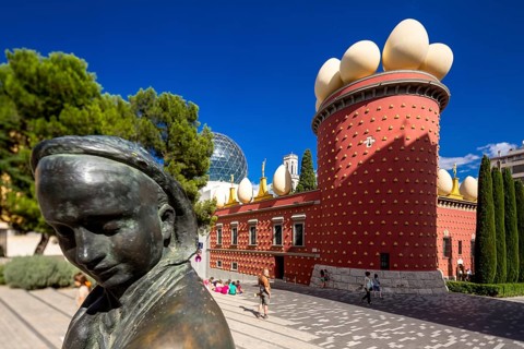 Dali Museum, Dali Museum in Figueres, entrance to the museum in the Torre Gorgot, Figueres,