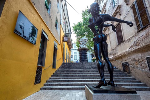 Homage Ã Newton, bronze figure in the alleys of Figueres, Figueres, Figueras, Catalonia, Spain,