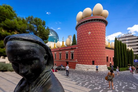 Dali Museum, Dali Museum in Figueres, entrance to the museum in the Torre Gorgot, Figueres,