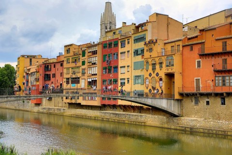 San Feliu, Church of Sant Felix, Inglesia de Sant Felix, colourful facades over the river Onyar,