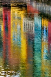 Reflections of the colourful facades in the river Onyar, Girona, Cataluña, Gerona, Catalonia,